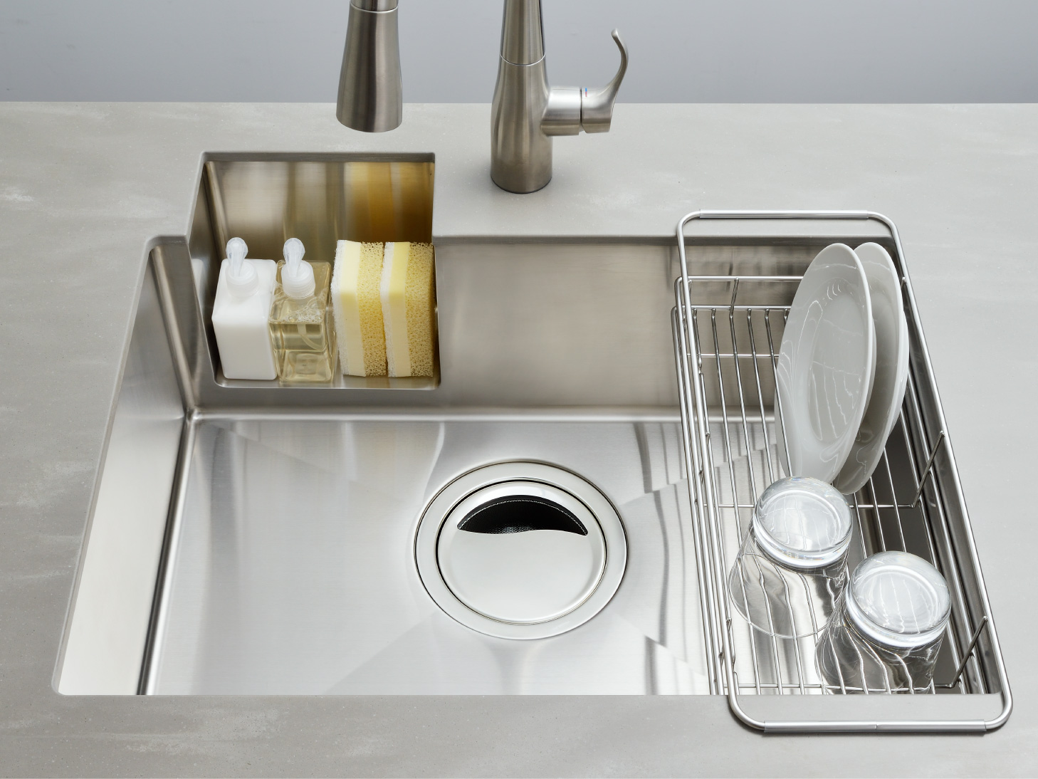 シンク内に収納ポケットがあるタイプを選べば置き場所問題は解決