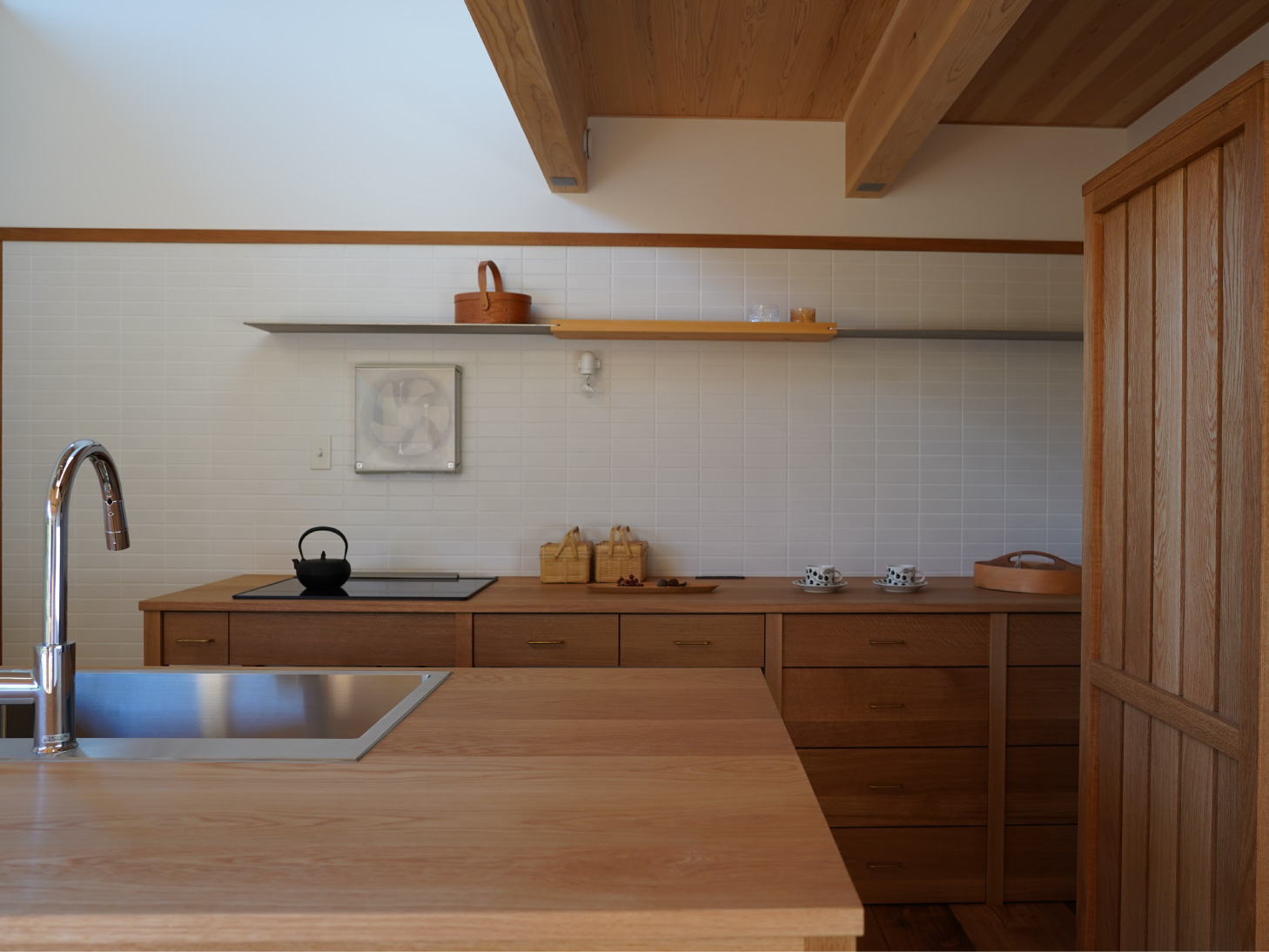 事例1）木をふんだんに使った家にふさわしいⅡ型アイランドキッチン