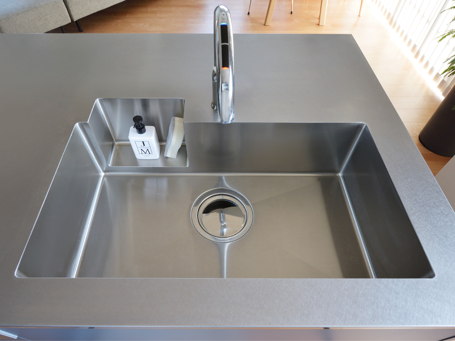 キッチンシンクに、スポンジや洗剤を置けるポケットも付いている