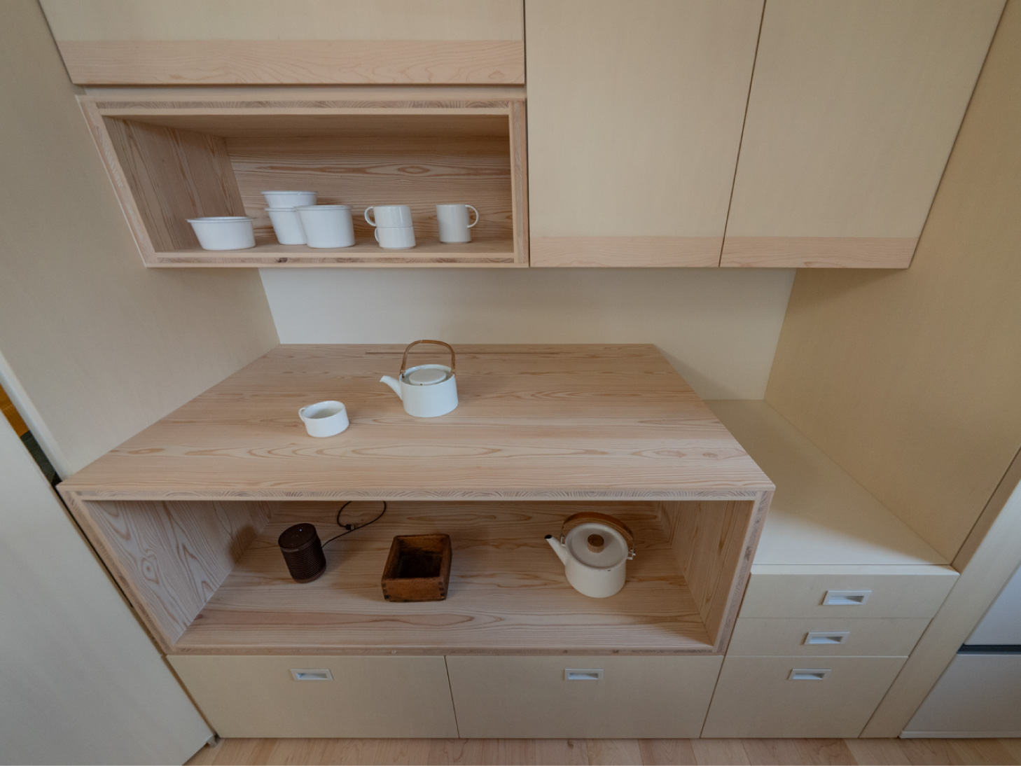 壁面収納にも造作だからできた細やかな工夫が