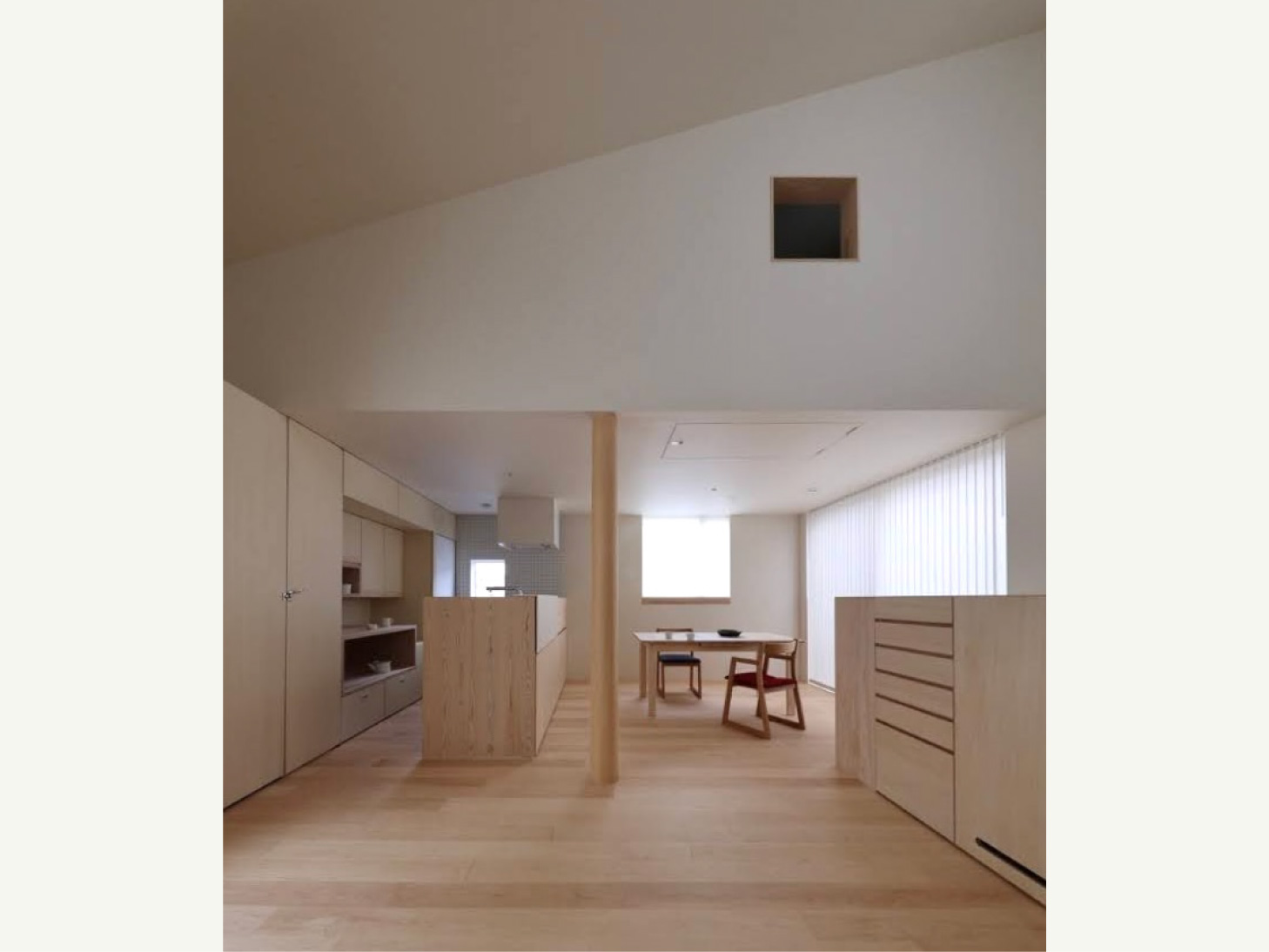シナ合板(扉)とJパネル(棚)でつくられた造作家具も、塗り壁やメープルの床材とよく馴染んでいます