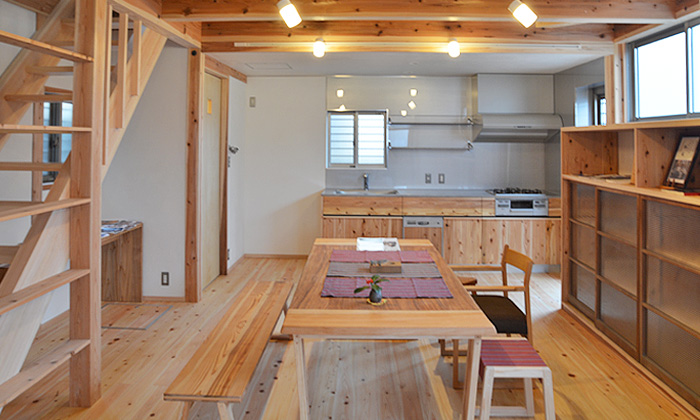 材質が際立つ木の家に、扉材の着せ替えで映えるI型造作キッチンの実例