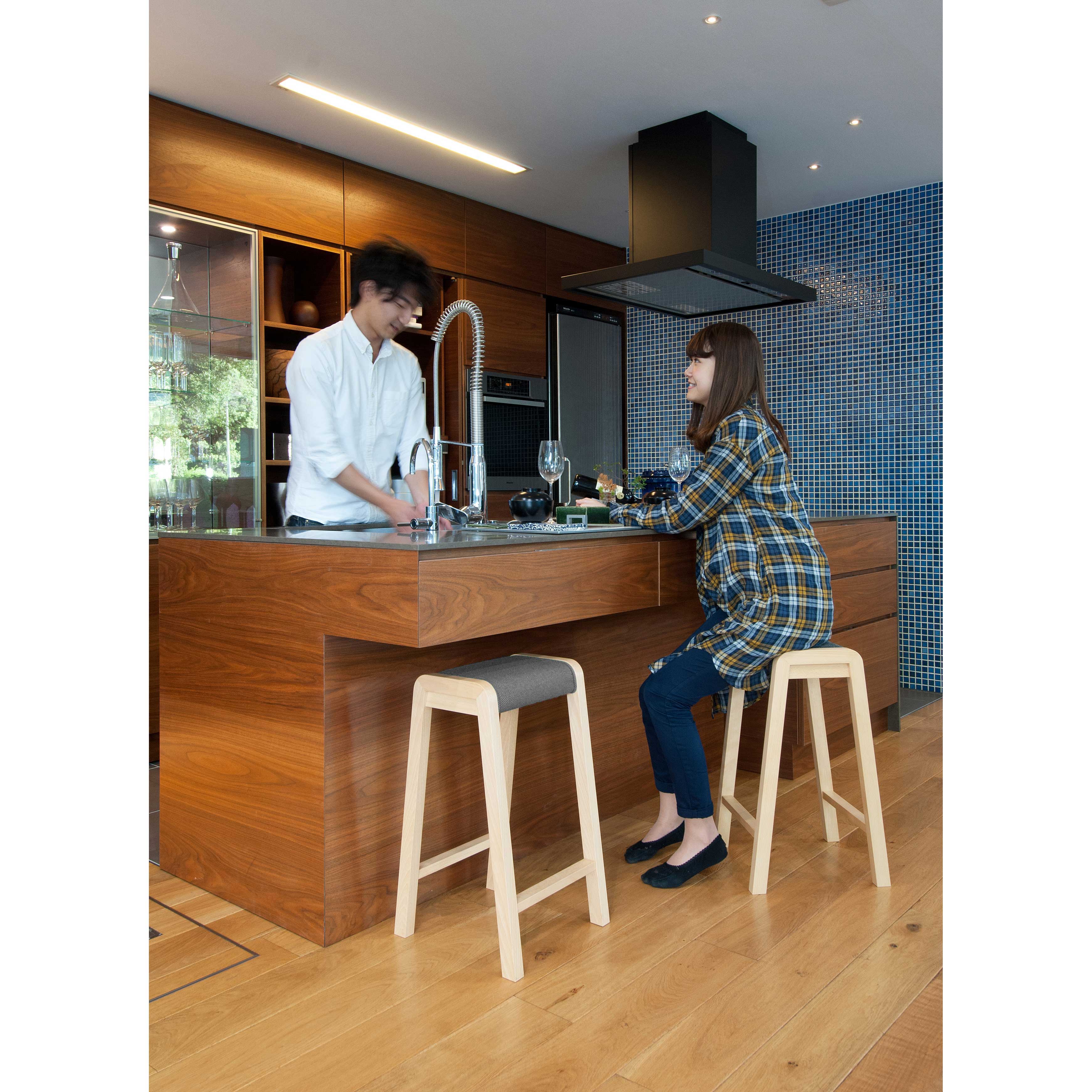 ハイスツールAmba（アンバ）ホワイトビーチ